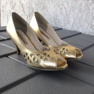 Pin-Up style gold heels